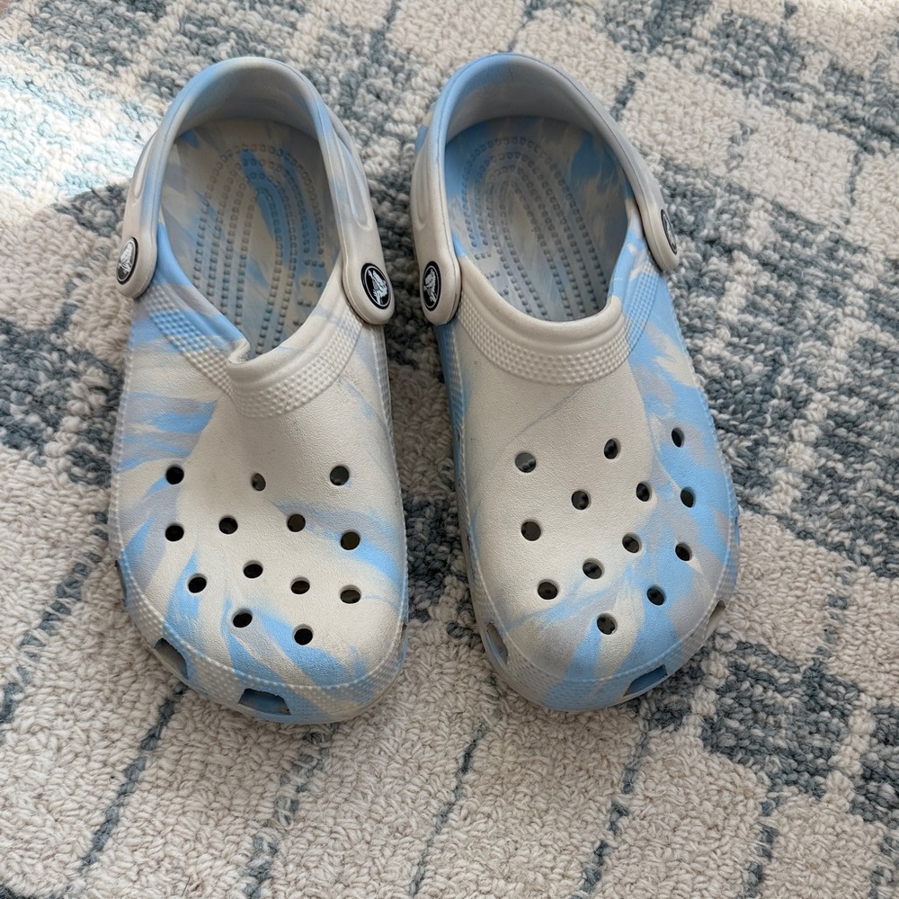 CROCS Kids Slip-On Clogs in Light Blue & White Swirl
